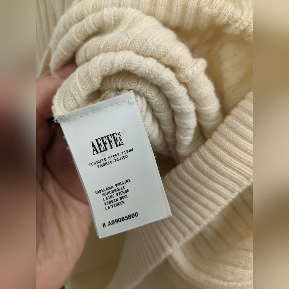 BOUTIQUE MOSCHINO 100% wool cream turtleneck with ruffled sleeve, sz US 8 - Picture 5 of 5